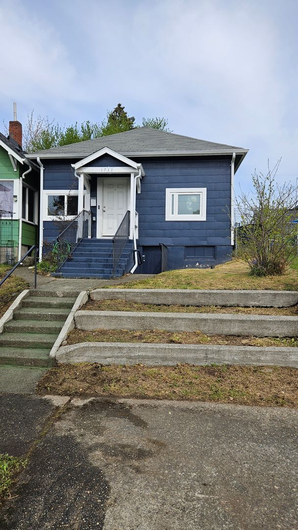 Photo - Cute 2-bed house,  Pet Friendly, Central location!