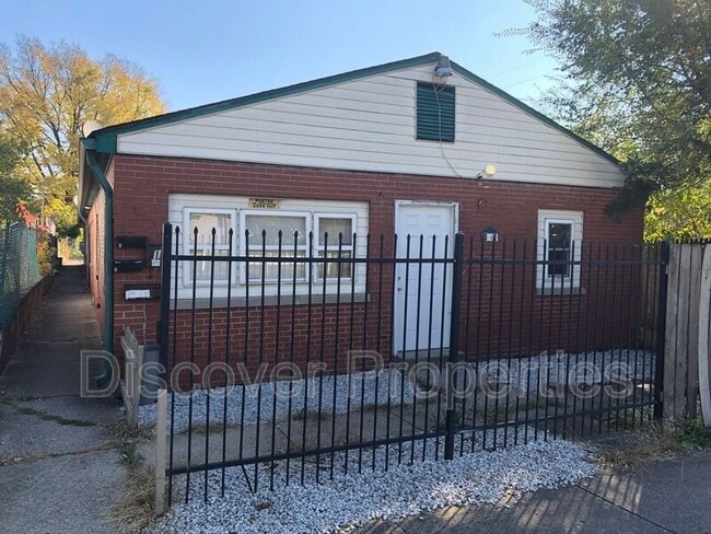 Building Photo - 1005 N Pershing Ave Unit #2 Rental