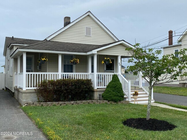 44 Riverdale Ave  