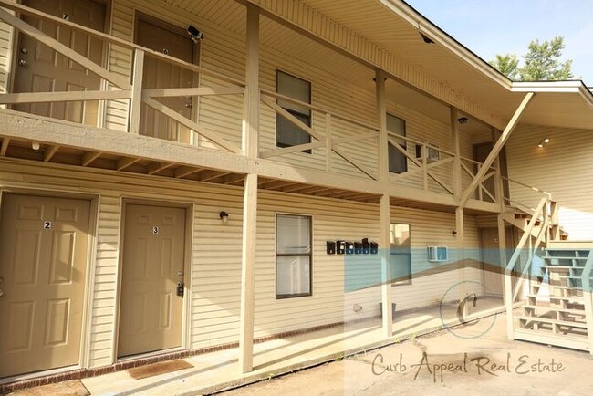 Building Photo - Spacious 1 bed /1 full bath apt