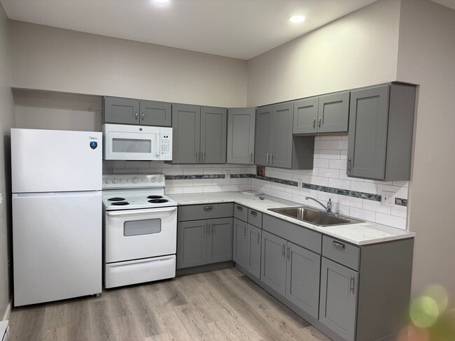 Photo - 306 W 1st St Unit Apartment C