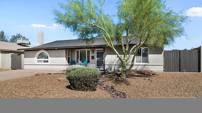 Photo - 208 E Oxford Dr