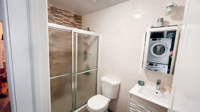 Building Photo - 740 Putnam Ave Unit Apt 3