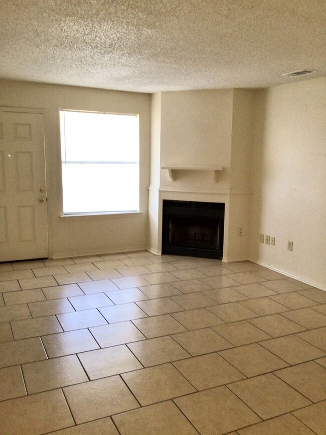 Building Photo - 2647 Amanda Dr Unit C