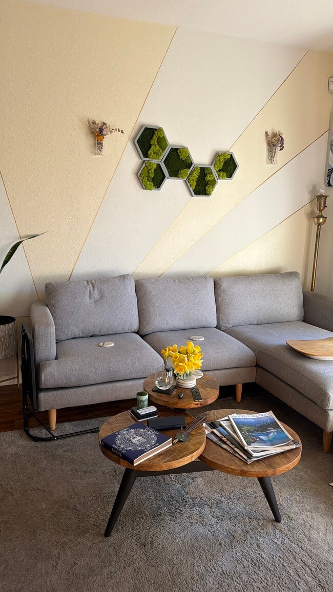 Photo - 1596 Tucker St