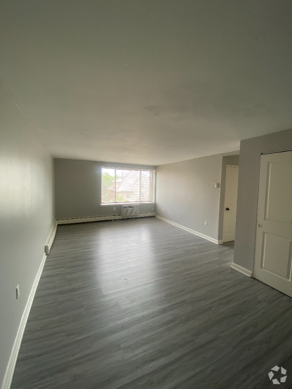 Building Photo - 31 Gillett St Rental