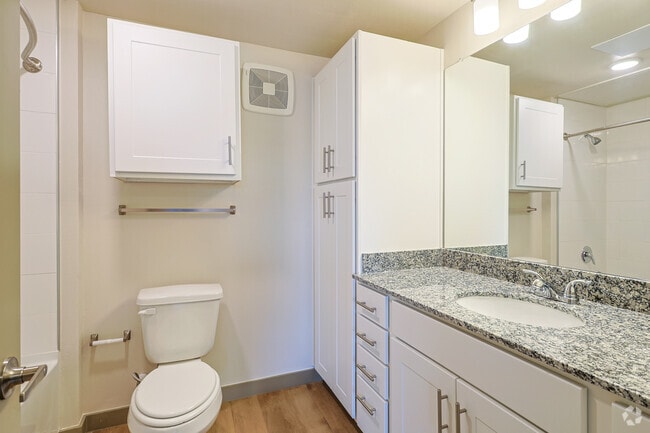 Studio, 1BA - 557SF - Bathroom