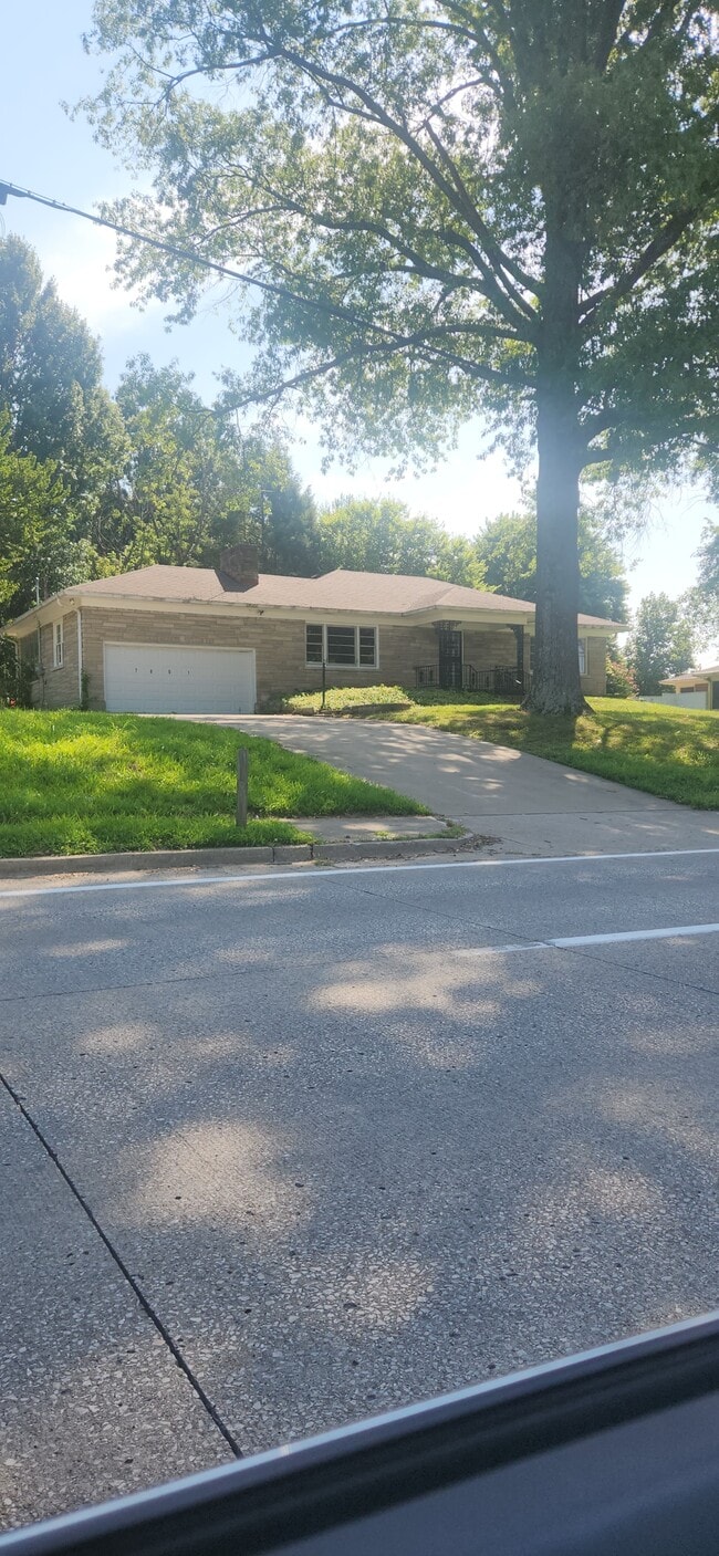 Building Photo - 7601 Shepherdsville Rd Rental
