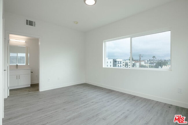 Photo - 4806 Elmwood Ave