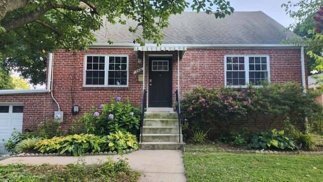 Building Photo - Lovely 4BR/3BA single family home with att...