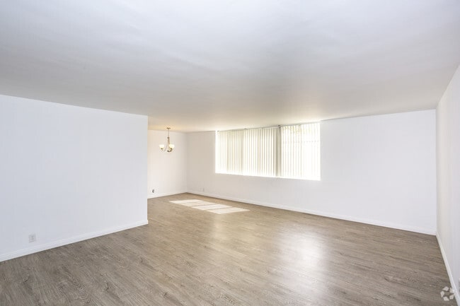 spacious living dining room with lots of windows - 468 South Roxbury