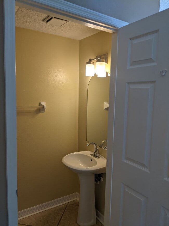 Photo - Beautiful 2 Bedroom, 2.5 Bath Townhome in Private Gated Community Of Hunter's Key In New Tampa