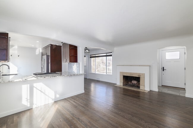 Photo - 2865 Niagara St