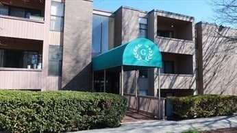 Building Photo - 68 Shrewsbury Green Dr Unit J