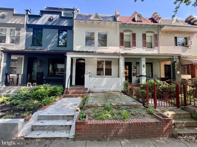 Building Photo - 1017 Kenyon St NW Rental