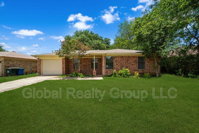 Photo - 203 Pecan St House