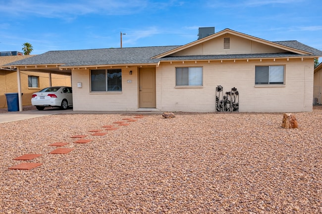 Building Photo - 715 W 18th St