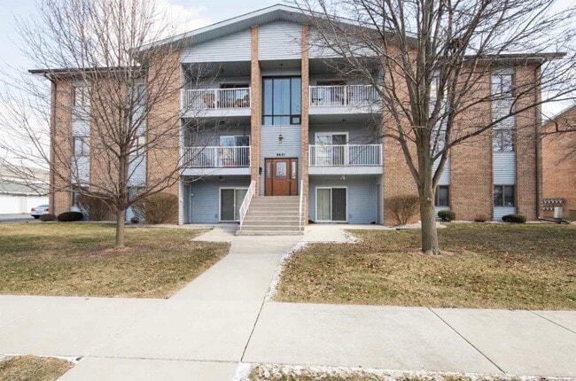 Building Photo - 9621 Merrillville Rd Unit 201