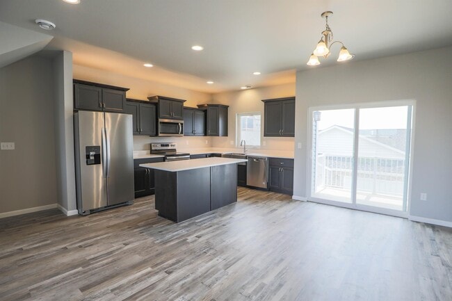 Photo - 3309 6th Way E