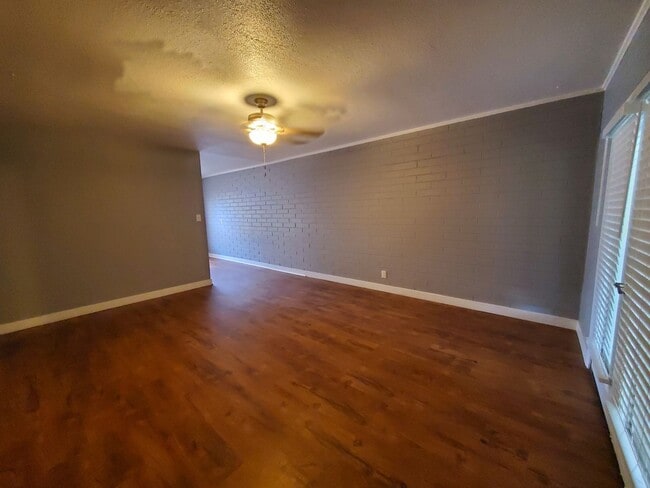 Photo - Town & Country Apartments