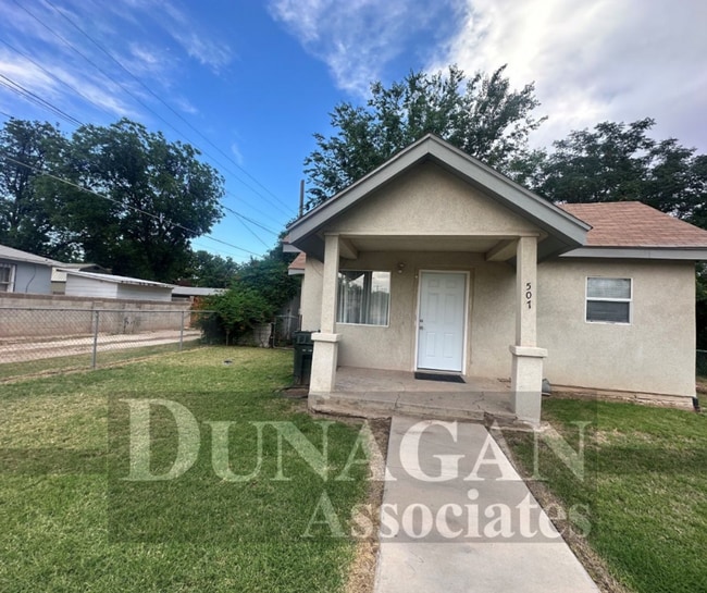 Building Photo - 2 Bedroom 1 bath home Fully Furnished