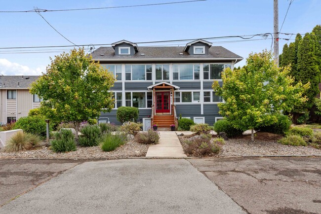 Building Photo - Coos Bay Apartments at Heritage House #5 Pet-Friendly Comfort Unit HH #5