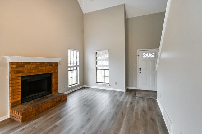 Photo - 2811 Maryland Cir E