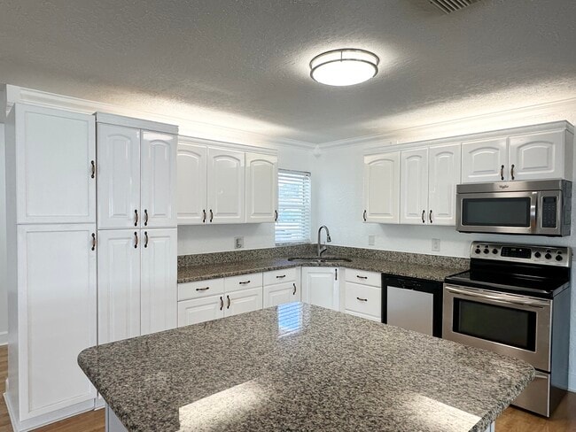 Photo - 1560 Salmon St