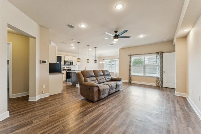 Photo - 108 Leona River Trl