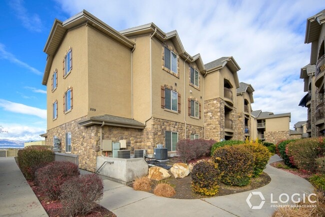 Building Photo - Stunning Top Floor Condo in Great Location!