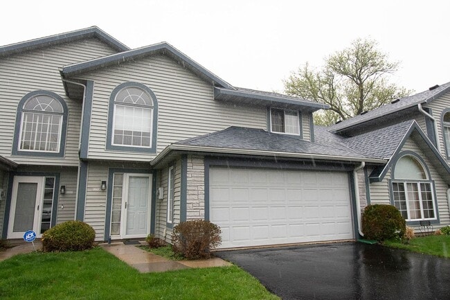 Building Photo - Bright Townhome with Fireplace & Nature Views