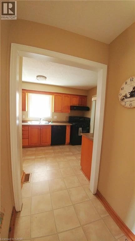 Photo - 206 Northmanor Crescent