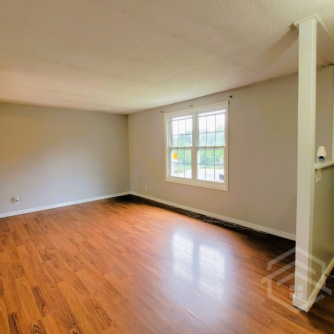 Photo - 4 Bedroom House in Springford!!