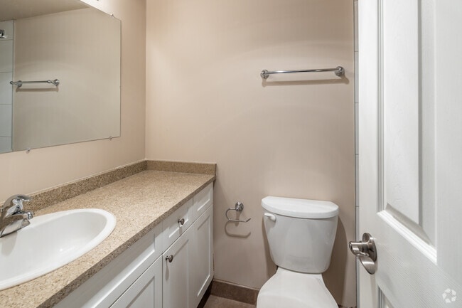 1BR, 1BA - 670SF - Bathroom