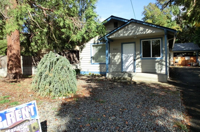 Building Photo - 910 NW D St Rental