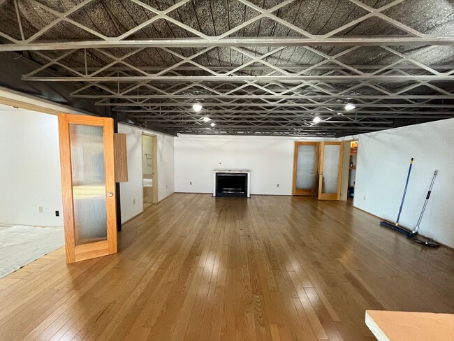 Building Photo - 10 E Broadway Unit Apt A (2nd Floor)