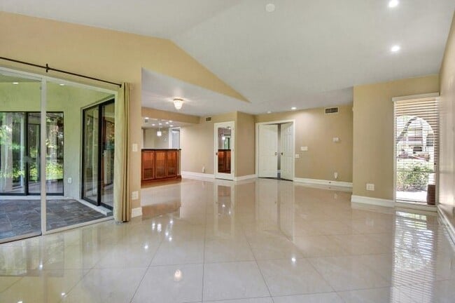 Photo - 5590 Coach House Cir