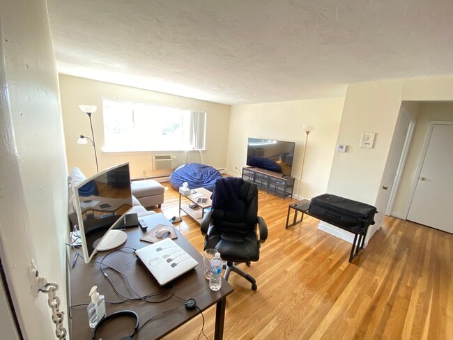 Living Room - 95 Gardner St Unit 1