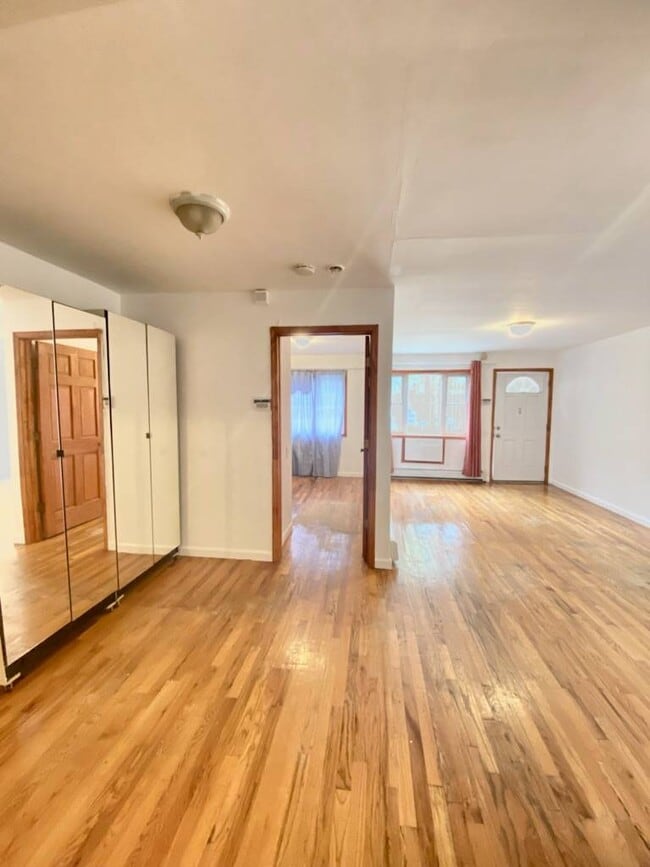 Building Photo - 1547 Bergen St Rental