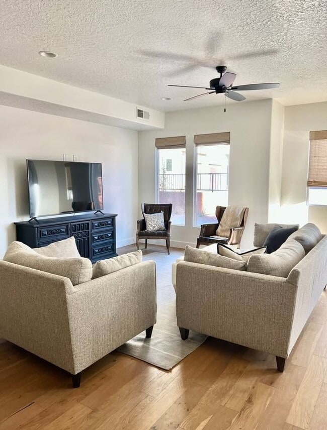 Photo - Gorgeous Townhome with Community Pool and Amenities