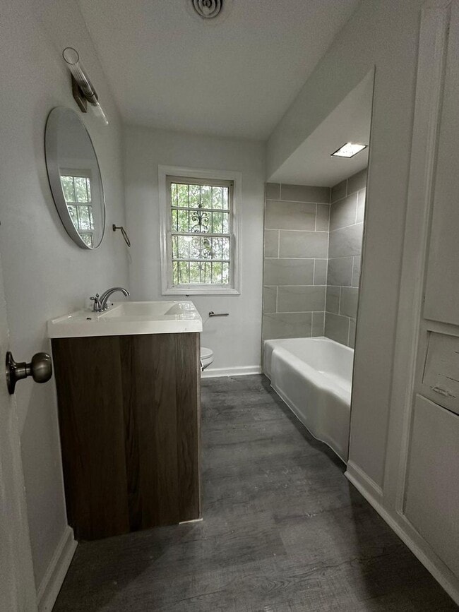 Building Photo - Spacious 5 Bed / 2 Bath home