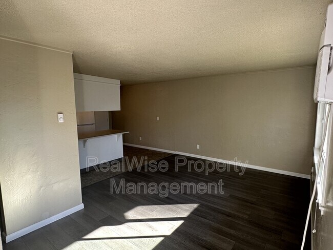 Photo - 719 SW Bridge St