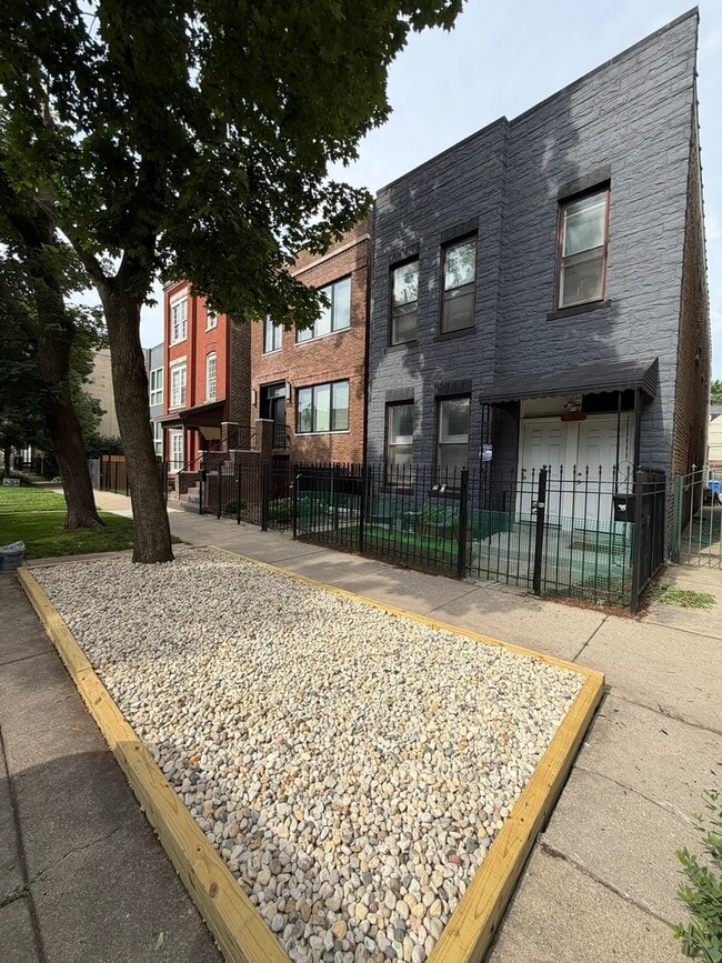 Building Photo - 834 N Mozart St Unit 2R