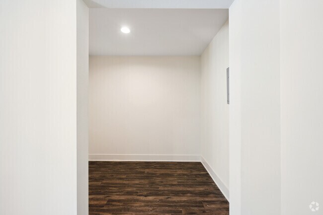 1BR, 1BA - 800SF - Den