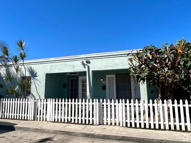Building Photo - Retro Style Two Bedroom, Centrally Located Rental