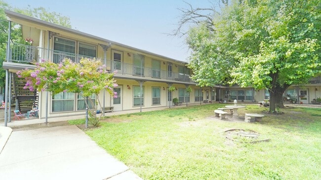 Building Photo - FOR LEASE! 1 Bedroom - 1 Bath - At the Town House Apartments in Weatherford!