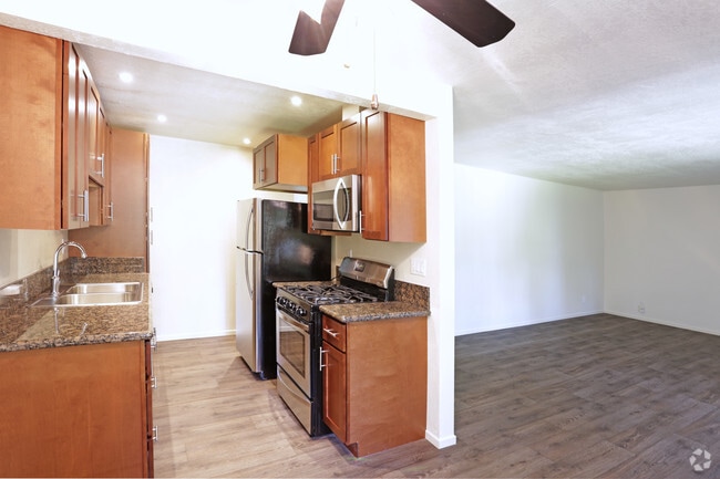 2 BR, 1 BA - 912 SF