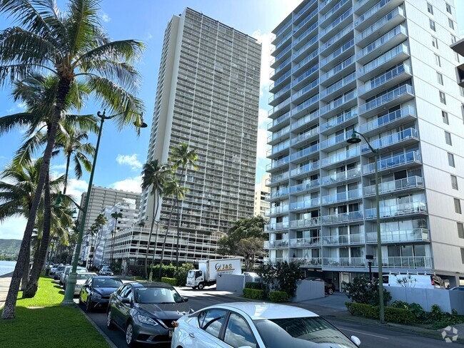 Building Photo - In the heart of Waikiki 1bed+Den, 1.5bath ... Unit 8C Rental