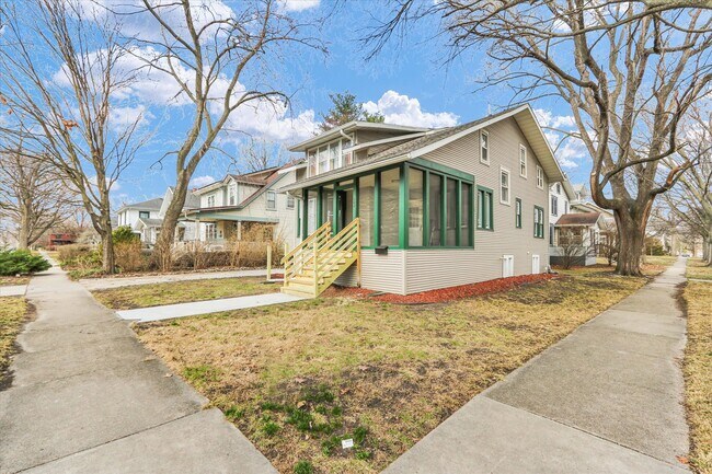 502 W John St