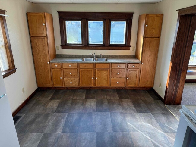 Photo - 700 S Main St